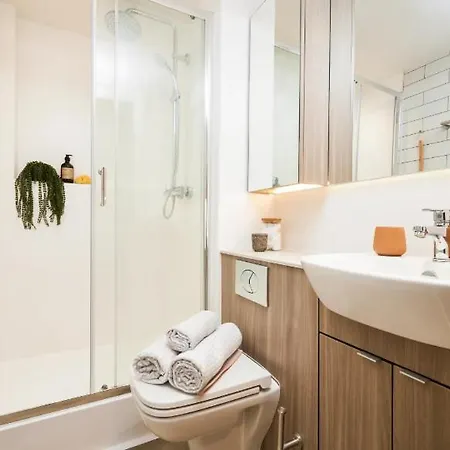 Student Only At St Albans شقة